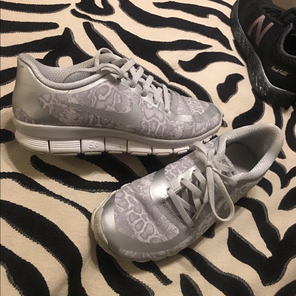 Nike Shoes - Nike free runs